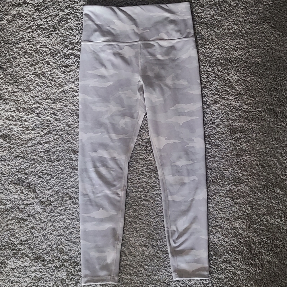 Athleta Elation Camo 7/8 Tight size S Regular